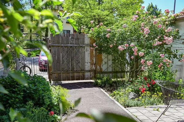 Garten  Romantische Wohnung Billet im historischen Bahnhof mit Bergblick