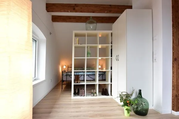 Schlafzimmer  Romantische Wohnung Billet im historischen Bahnhof mit Bergblick