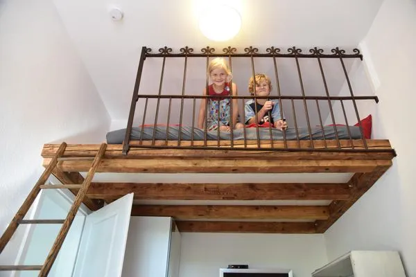 Wohnzimmer  Romantische Wohnung Gleis 1 im historischen Bahnhof mit Terrasse