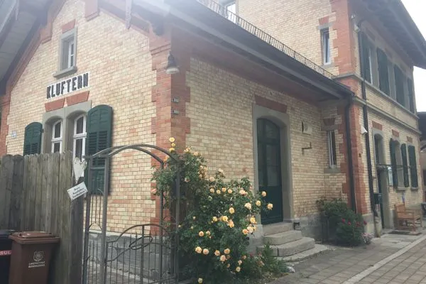 Fassade / Eingang  Romantische Wohnung Gleis 1 im historischen Bahnhof mit Terrasse