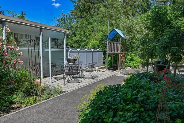 Garten  Romantische Wohnung Gleis 1 im historischen Bahnhof mit Terrasse
