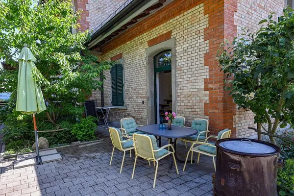 Terrasse  Romantische Wohnung Wartesaal im historischen Bahnhof mit Terrasse