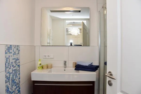 Badezimmer  Romantische Wohnung Wartesaal im historischen Bahnhof mit Terrasse