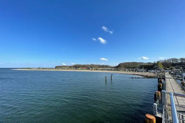 Strand Langballigau mit Seebrücke und Gastronomie  Ferienwohnung Teve im Reethus Mühlenlund