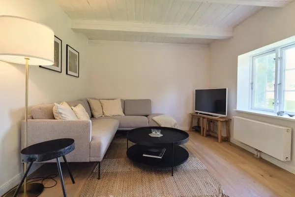 Wohnzimmer mit Smart-TV und Gartenblick  Reetdachkate Fuchsgraben