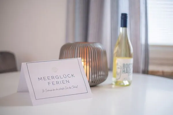 Dekoratives Detail  Meerhafen - mit eigenem Strandkorb im Herzen vom Niendorfer Hafen