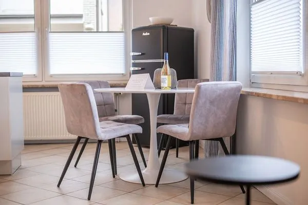 Wohnzimmer  Meerhafen - mit eigenem Strandkorb im Herzen vom Niendorfer Hafen