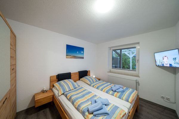  Ferienhaus Seestern I Otterndorf - Schlafzimmer mit Doppelbett