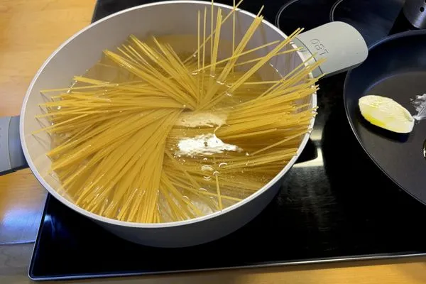 Zubereitung Rezept Maniatiki Makaronada-Tsouchti