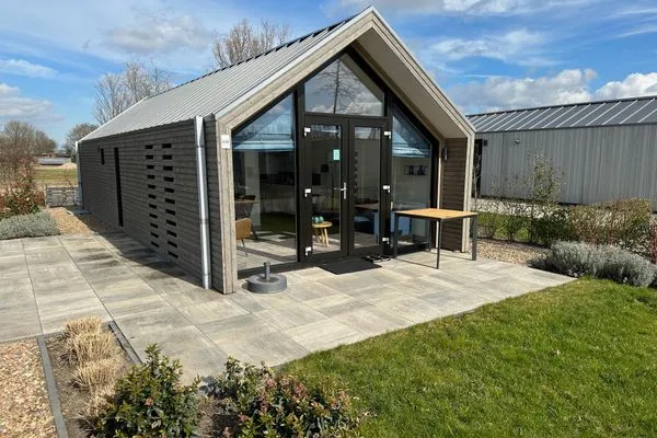 Unser Chalet IjsselNest Marina Strandbad Chalet IJsselNest mit Zaun Haus Nr. 416