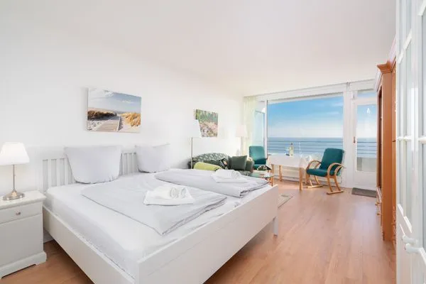 Bett, Doppelbett, Aussicht, Meerblick, Nachttisch  Ferienwohnung "Meerblick App. 805"