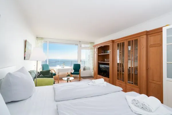 Bett, Doppelbett, Aussicht, Meerblick, Schrank  Ferienwohnung "Meerblick App. 805"