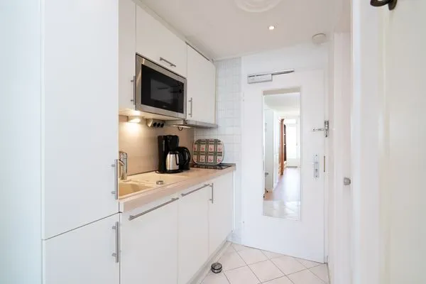 Küche, Wasserkocher, Mikrowelle, Kaffeemaschine, Küchenschrank, Spüle  Ferienwohnung "Meerblick App. 805"