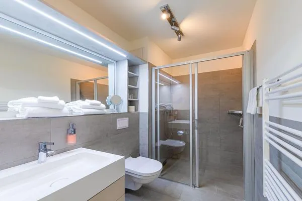 Ferienwohnung Quartier Lounge Hafenresidenz Waren (Müritz) - Badezimmer mit Glasdusche  Quartier Lounge