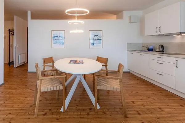 Ferienwohnung Albatros Aparthotel Zingst - Küchenzeile mit Esstisch  Albatros
