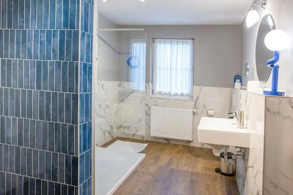 Ferienwohnung Rohrdommel Badezimmer mit Glasdusche  Rohrdommel