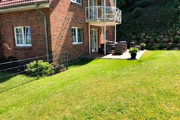 Der Garten und die sonnige Terrasse  Ankerplatz