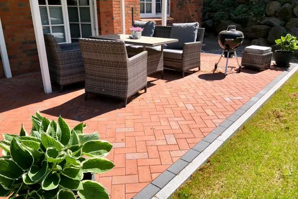 Die sonnige Terrasse mit Möbeln und Grill  Ankerplatz