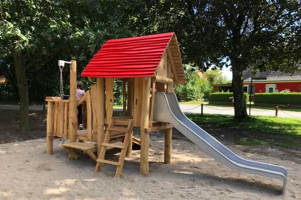 Kleiner Spielplatz in der direkten Nachbarschaft (ca. 50 m)  Krischan