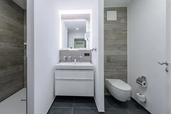 ChatGPT:  Ferienapartment Ostseestuv Wustrow – Helles Bad mit bodentiefer Dusche, stilvollen Fliesen und großem Spiegel  Ostseestuv