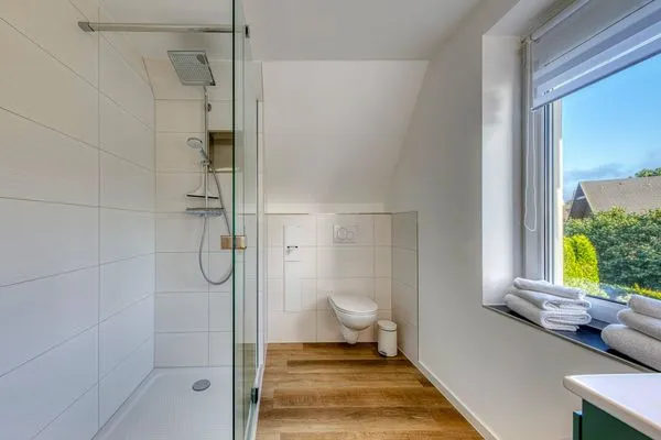 Ferienwohnung Lakeside House Waren (Müritz) - Badezimmer mit Glasdusche  Lakeside House