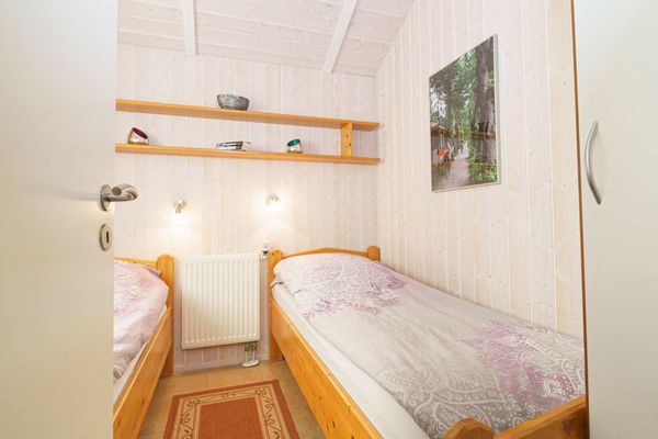  Ferienhaus Otter  - Schlafzimmer mit zwei Einzelbetten