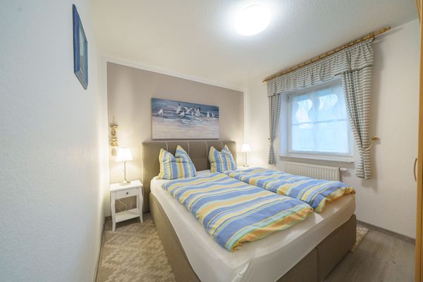  Ferienhaus Pepe Otterndorf - Schlafzimmer mit Doppelbett