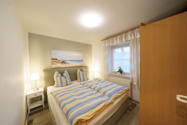  Ferienhaus Pepe Otterndorf - Schlafzimmer mit Doppelbett