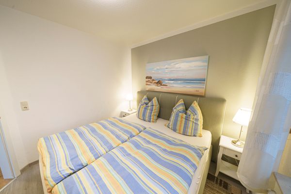  Ferienhaus Pepe Otterndorf - Schlafzimmer mit Doppelbett