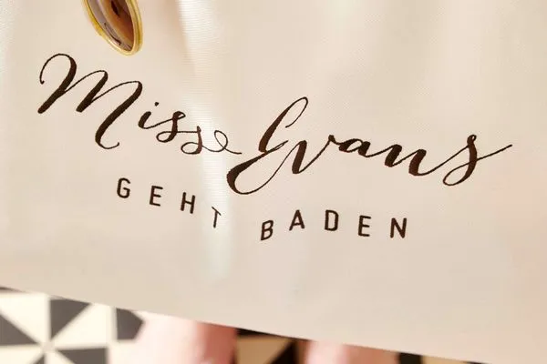 Dekoratives Detail  Miss Evans