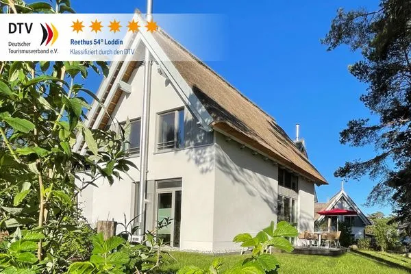 Hauptansicht  Reethus 54° Loddin mit Sauna und Kamin