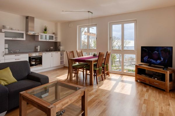 Wohnzimmer mit offener Küche