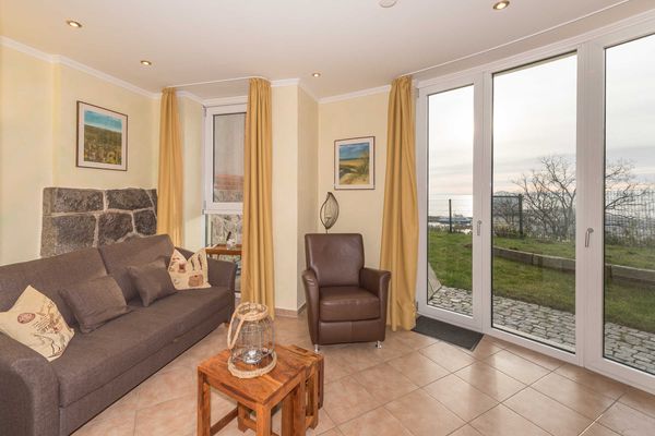 Wohnzimmer mit vorgelagerter Terrasse und Ostseeblick