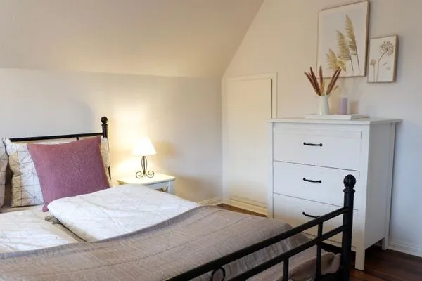 Schlafzimmer mit Doppelbett und Kommode  Ferienhaus Poseby