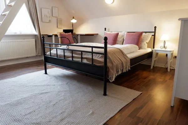 Schlafzimmer mit Doppelbett (140x200cm)  Ferienhaus Poseby