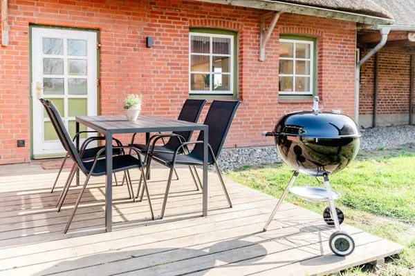 Terrasse mit Grill  Ferienwohnung Teve im Reethus Mühlenlund