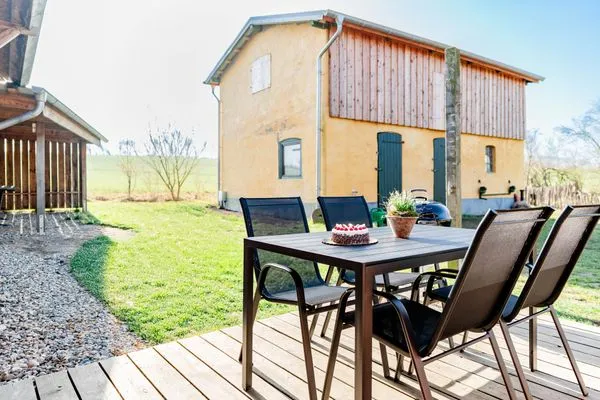 Terrasse mit Blick auf die Scheune und in den Garten  Ferienwohnung Teve im Reethus Mühlenlund