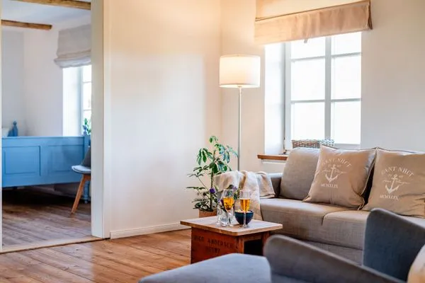 Blick ins Schlafzimmer zur Gartenseite  Ferienwohnung Teve im Reethus Mühlenlund