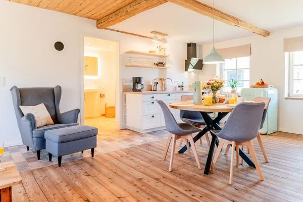 Helle Wohnküche  Ferienwohnung Teve im Reethus Mühlenlund