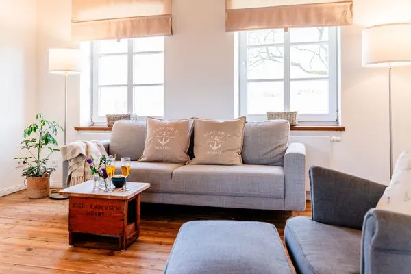 Gemütliches Sofa mit Blick in den Garten  Ferienwohnung Teve im Reethus Mühlenlund