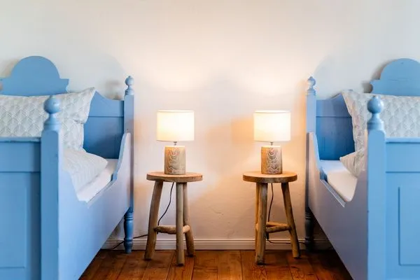 Einzelbetten (100x200cm) im Schlafzimmer zur Gartenseite  Ferienwohnung Teve im Reethus Mühlenlund