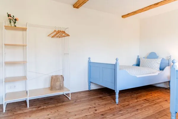 Garderobenschrank im Schlafzimmer  Ferienwohnung Teve im Reethus Mühlenlund