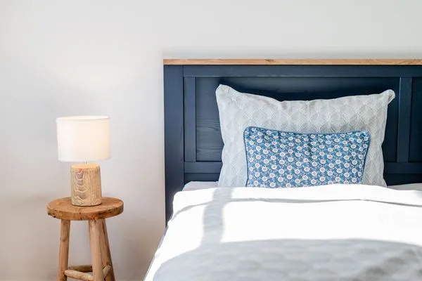 Doppelbett im Schlafzimmer zur Feldseite  Ferienwohnung Teve im Reethus Mühlenlund