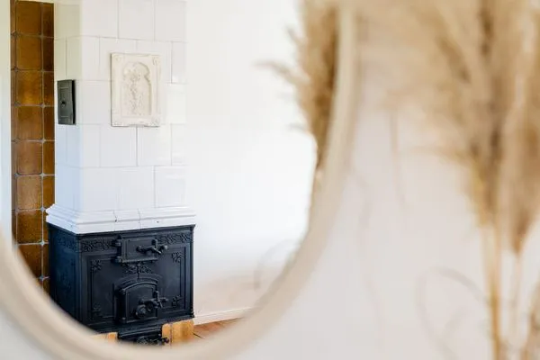 Historischer Kachelofen im Schlafzimmer  Ferienwohnung Teve im Reethus Mühlenlund