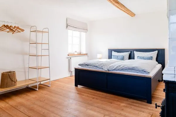 Schlafzimmer mit Doppelbett (180x200cm)  Ferienwohnung Teve im Reethus Mühlenlund