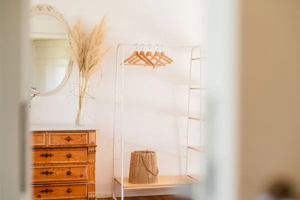 Blick ins Schlafzimmer zur Feldseite  Ferienwohnung Teve im Reethus Mühlenlund