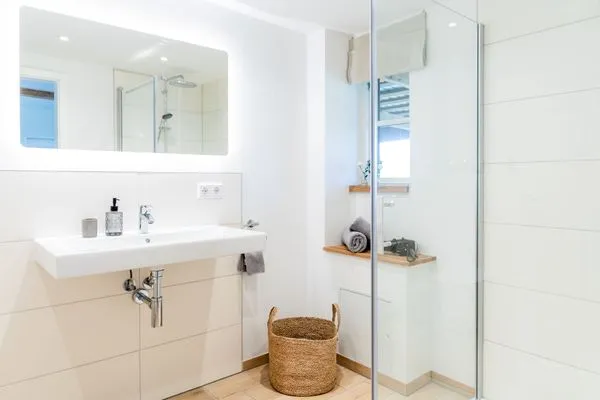 Badezimmer mit Dusche und WC  Ferienwohnung Teve im Reethus Mühlenlund