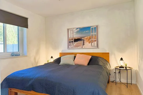 Schlafzimmer mit Doppelbett (180 x 200 cm) und TV  Fördezauber