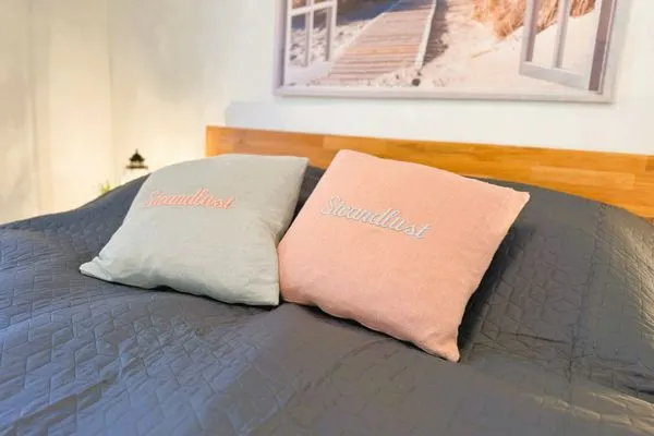 Schlafzimmer mit Doppelbett und TV  Fördezauber