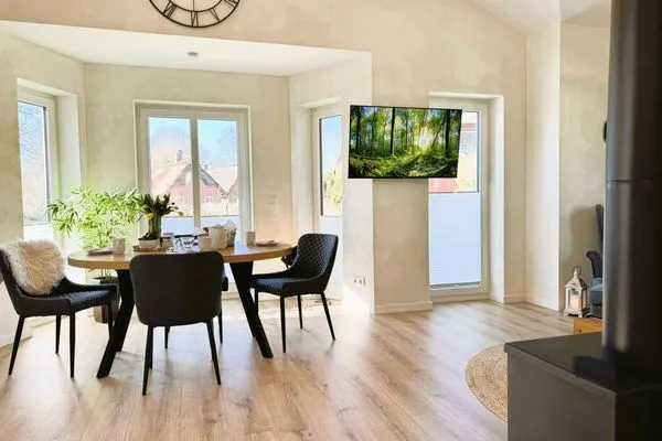 Essbereich mit Esstisch und Platz für schöne Stunden  Fördezauber